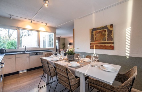 Municipality of Rijssen-Holten Villa | Detached villa with enclosed wooded garden with lawn and bubble bath