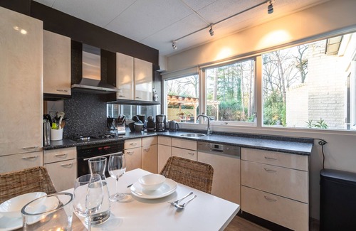 Municipality of Rijssen-Holten Villa | Detached villa with enclosed wooded garden with lawn and bubble bath