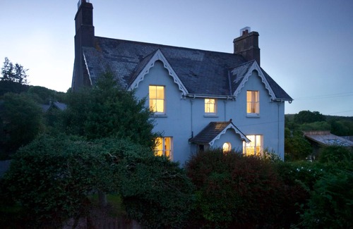 Manaton House | Devon Holiday Home with large garden, hot tub, Sleeps 9. Dartmoor. England