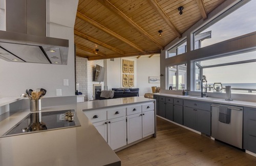 Newport House | Devon West , Long-term Rental, Hot Tub, Oceanfront, BBQ, WiFi, Beach Access