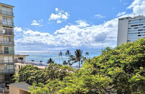 Diamond Head - Kapahulu - St. Louis Apartment | Diamond Head Beach - Large Studio - Queen Bed, Balcony, Ocean View, Ocean Access