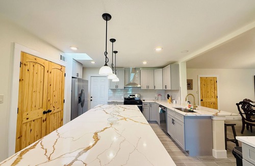 Dickinson Villa | Dickinson Bayou Front Retreat Gateway Spacious 5-bedroom with Water view fishing