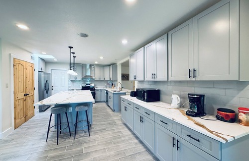 Dickinson Villa | Dickinson Bayou Front Retreat Gateway Spacious 5-bedroom with Water view fishing