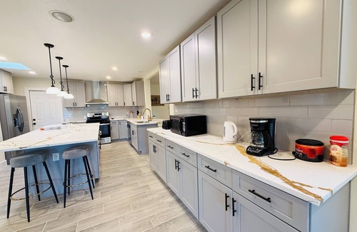 Dickinson Villa | Dickinson Bayou Front Retreat Gateway Spacious 5-bedroom with Water view fishing