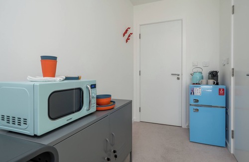 Canning Town South Apartment | Digital Nomad-Friendly Studio w/Ultra Fast Wifi close to O2, ExCeL, Canary Wharf