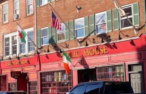 Norwich Apartment | Dinners on us! Above pub mins to casinos. Unit 2