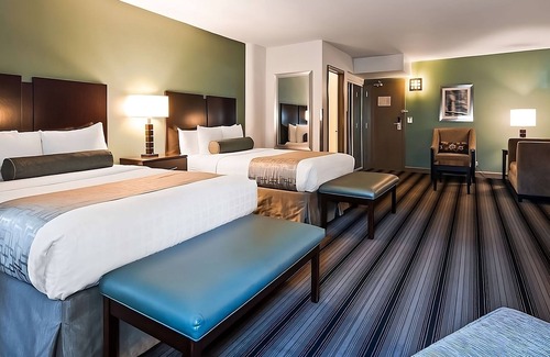 Downtown Chicago Hotel | Dip into Heated Pool & Relax in 2 Modern Rooms | Walk to Chicago Riverwalk