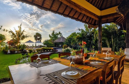 Umeanyar Villa | Direct beachfront 4BR/BR villa in tropical garden. Villa chef, villa pool, WiFi