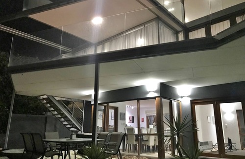 North Fremantle Villa | DIRECT ON RIVER-FRONT! - ARCHITECTURAL VILLA - PLUS 3 MIN WALK TO BEACH!