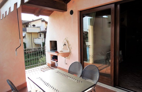 San Benedetto di Lugana Apartment | Direct pool view apartment in lake proximity
