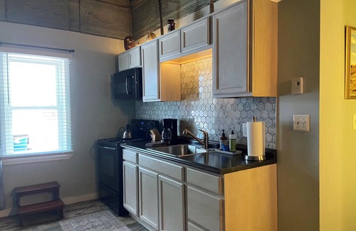 Ashfield Apartment | Directly across from the Old Jail, historical & surreal, ground floor 2 bedroom