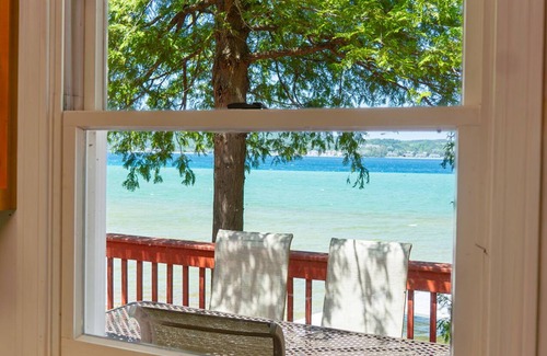 Suttons Bay Cottage | Directly on Suttons Bay