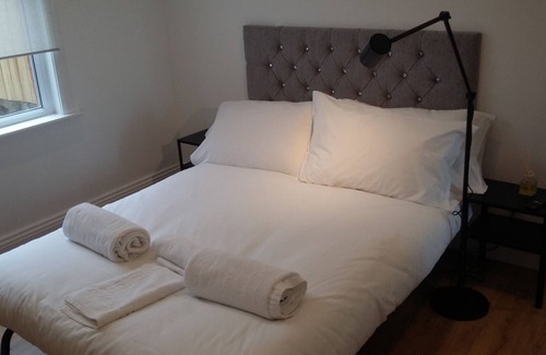 Leeds Apartment | Directors Lodge- Modern Studio -Kitchen and En Suite with Yard
