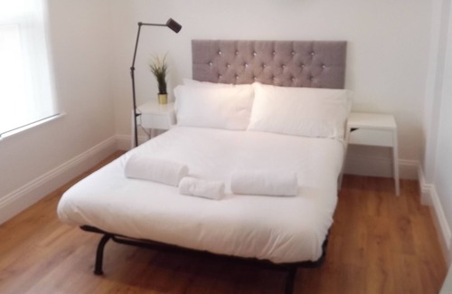 Leeds Apartment | Directors Lodge- Modern Studio -Kitchen and En Suite with Yard