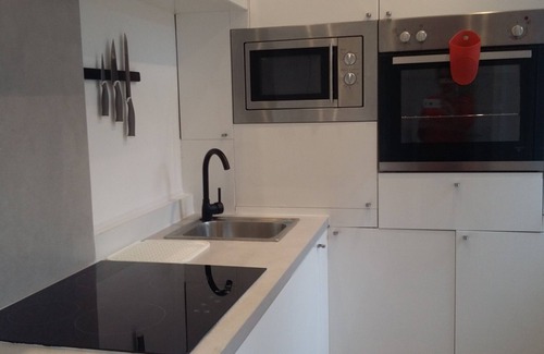 Leeds Apartment | Directors Lodge- Modern Studio -Kitchen and En Suite with Yard