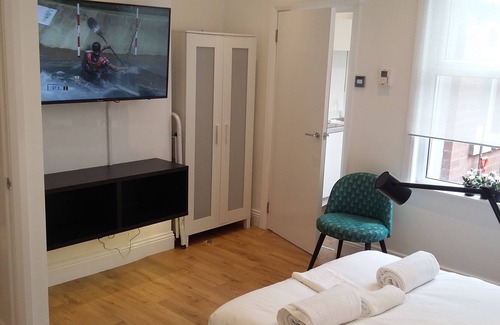 Leeds Apartment | Directors Lodge- Modern Studio -Kitchen and En Suite with Yard