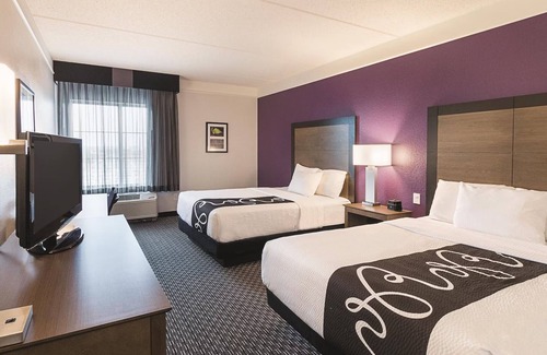 Arlington Hotel | Discover Arlington’s Magic: Comfort-Filled Stay by Six Flags & Stadium!