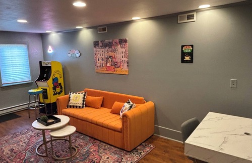 West Liberty Apartment | Discover Ohio charm near caverns - 7 min, “Friends” Joey & Chandlers apt