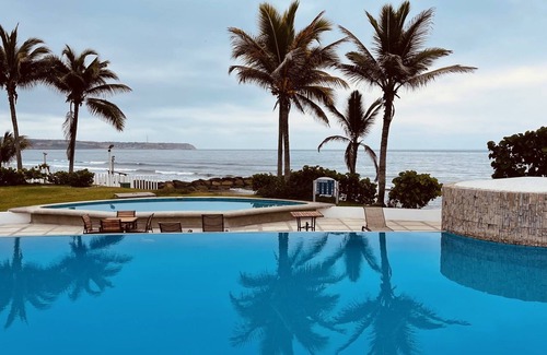 Manta Apartment | Discover serenity in our oceanfront 2-bed apartment in Manta, Ecuador.