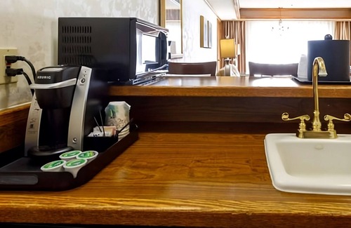 Elko Hotel | Discover the Best of Nevada's Wilderness! 2 Relaxing Units, Swimming Pool!