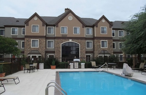 Vance Jackson Apartment | Discover Unique Activities! Free Breakfast, Outdoor Swimming Pool, Pets Allowed!