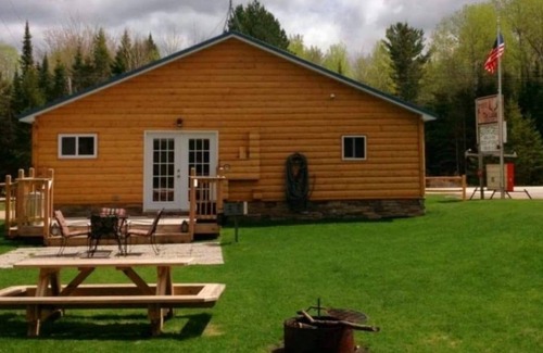 Paradise House | Discovery Lodge- Pet Friendly & Close to the Tahquamenon Falls!