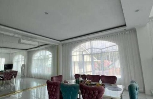 Padang House | Disewakan Rumah 3 Lantai View Laut