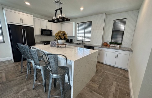 Riverview West House | Disneyland Getaway! 3BR 3.5 BATHS 4 Miles From Disney - Modern Detached