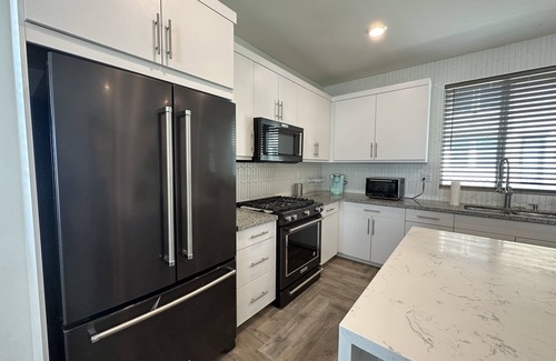 Riverview West House | Disneyland Getaway! 3BR 3.5 BATHS 4 Miles From Disney - Modern Detached