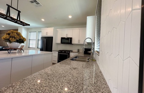 Riverview West House | Disneyland Getaway! 3BR 3.5 BATHS 4 Miles From Disney - Modern Detached
