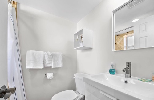 Garden Hills Apartment | Distinctive Studio with Parking Top Location