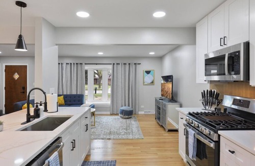 Darien House | Divine - 3 King Beds!