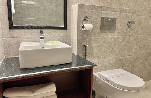 Naukuchiyatal Hotel | Divine by The Lake Hill