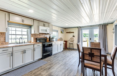 Avenue Cottage | Dock Access: Waterfront Cottage in Avenue!