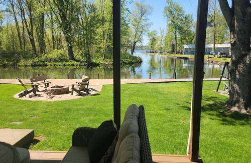 Ashville House | Dock Holiday- Charming King Suite, 2BRM with WiFi, AC in beautiful Ashville