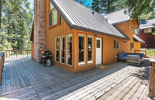 Truckee Cabin | Dog Friendly 4BR in Lower TD, Amenity Access, and Close to Skiing!
