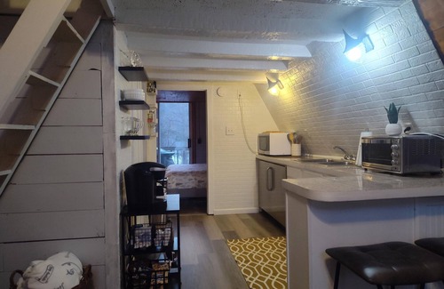 Sherwood Forest House | Dog Friendly A-Frame in the Berkshires! Walk to lake with beach access!