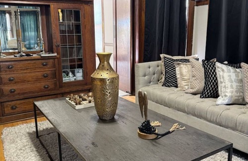 West Allis House | Dog friendly and family friendly