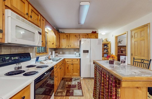 Blairsville House | Dog-Friendly Cabin W/Lofted Layout, Enclosed Yard, High-Speed WiFi, & Firepit