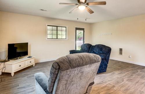 Kingdom City House | Dog-Friendly Cabin with Yard Near Auxvasse Creek!