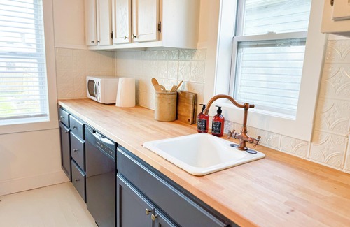 Pacific Cottage | Dog Friendly - Close to Purina - No Cleaning Fee