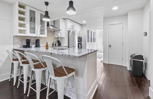 North End House | DOG FRIENDLY! EPIC Hyde Park Location! Remodeled 1940 Bungalow | Back Deck w/Shade & Dining Table
