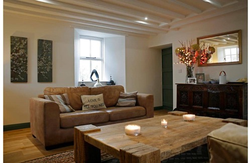 Abergele House | Dog friendly farmhouse with hot tub