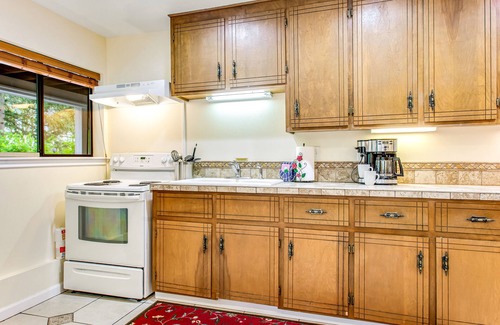 Stanwood Apartment | Dog-friendly ground-floor home with spacious patio, gas firepit and grill