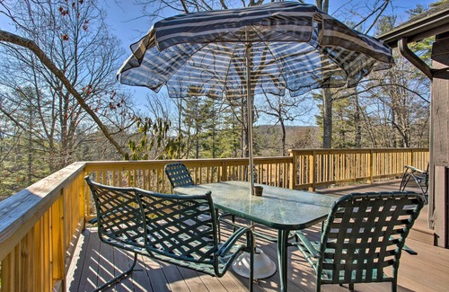 Hendersonville Cabin | Dog-Friendly Hendersonville Cabin: Deck & Views
