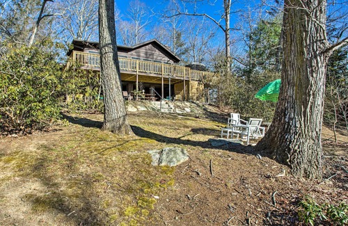 Hendersonville Cabin | Dog-Friendly Hendersonville Cabin: Deck & Views