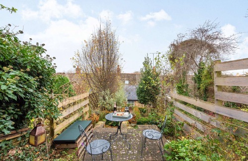 Woodstock Cottage | Dog friendly holiday cottage in the Cotswolds with a tranquil garden - Blenheim Cottage