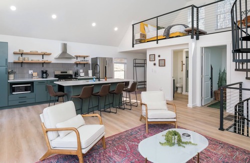 Laurelville Cabin | Dog friendly hot tub + fire pit + shared game room