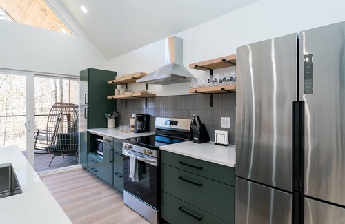 Laurelville Cabin | Dog friendly hot tub + fire pit + shared game room