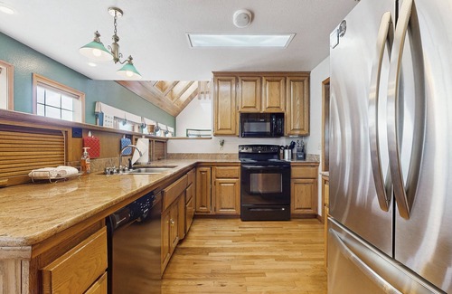 McKinleyville House | Dog-friendly house with ocean views & private tennis court